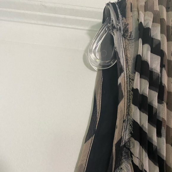 St. John Pleated Sleeveless Blouse - Picture 6 of 6